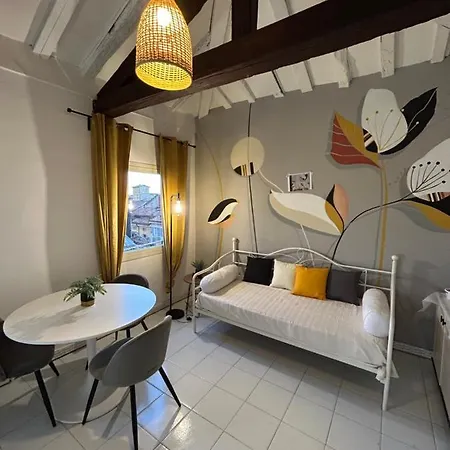 Tower 22 - Centre And Near Train Station Apartman