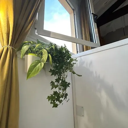 Tower 22 - Centre And Near Train Station *