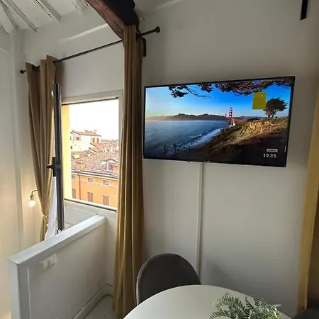 Tower 22 - Centre And Near Train Station *