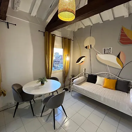 Tower 22 - Centre And Near Train Station Apartman Modena