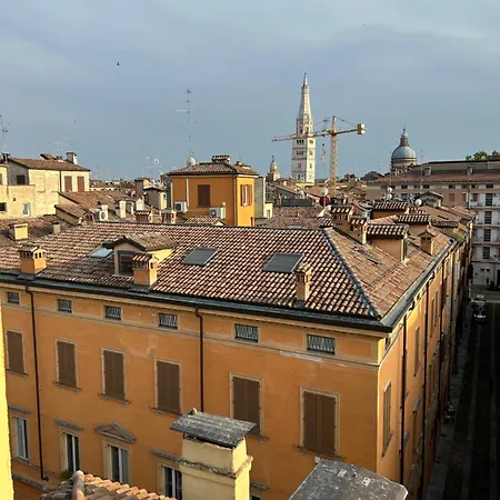 Tower 22 - Centre And Near Train Station Apartman Modena