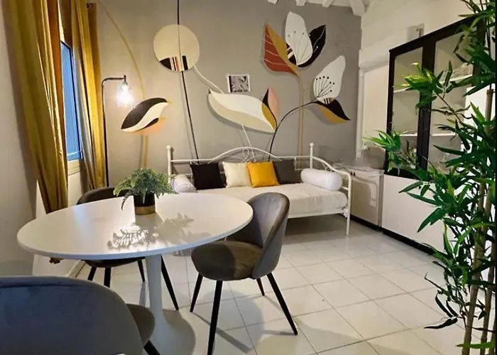 Apartment Tower 22 - Centre And Near Train Station *